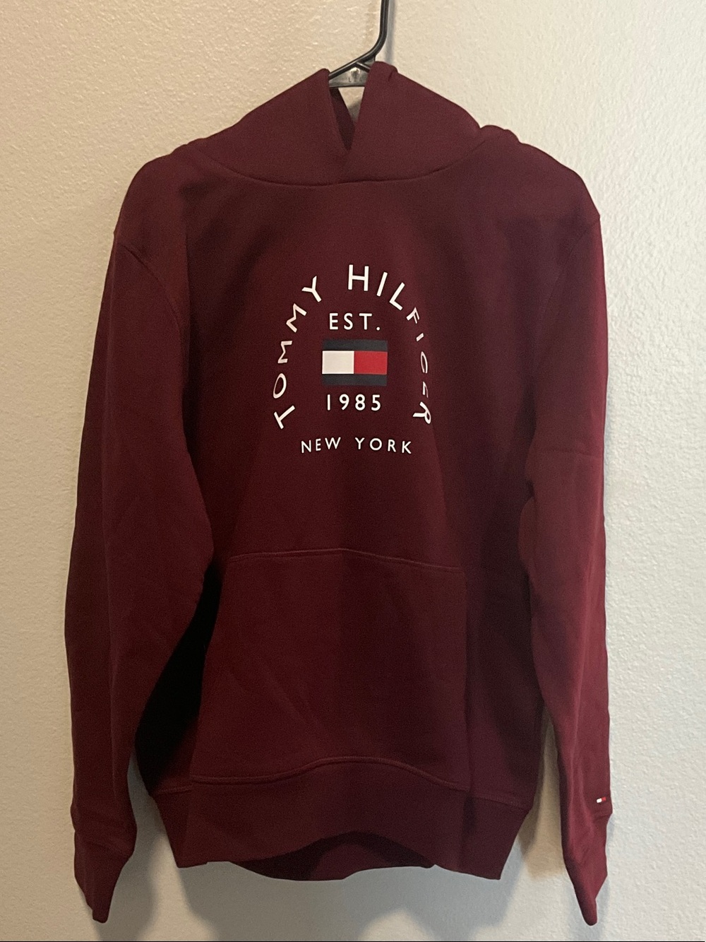NWT Tommy Hilfiger Mens Maroon Hoodie with Signature Flag Logo